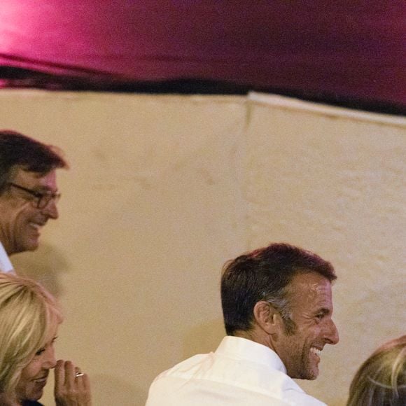 Philippe Rousselet, Brigitte Macron, le président Emmanuel Macron au spectacle de Dany Boon "Clown n'est pas un métier" lors du 41ème Festival de Ramatuelle le 12 août 2025. 
© Cyril Bruneau / Bestimage