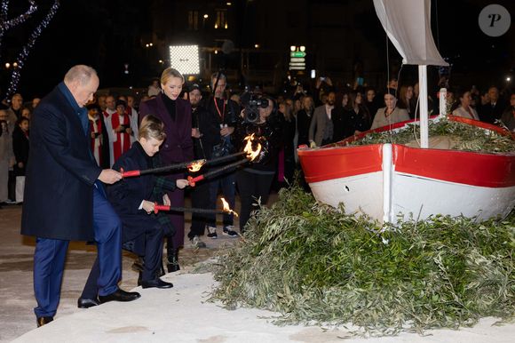 Le prince Albert II de Monaco, La princesse Charlène de Monaco, La princesse Gabriella de Monaco, comtesse de Carladès, Le prince Jacques de Monaco, marquis des Baux - La famille princière de Monaco lors de l'embrasement de la barque dans le cadre des célébrations de la Sainte-Dévote, Sainte Patronne de Monaco le 26 janvier 2024.

© Olivier Huitel / Pool Monaco / Bestimage