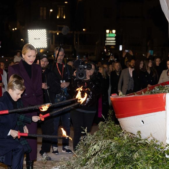 Le prince Albert II de Monaco, La princesse Charlène de Monaco, La princesse Gabriella de Monaco, comtesse de Carladès, Le prince Jacques de Monaco, marquis des Baux - La famille princière de Monaco lors de l'embrasement de la barque dans le cadre des célébrations de la Sainte-Dévote, Sainte Patronne de Monaco le 26 janvier 2024.

© Olivier Huitel / Pool Monaco / Bestimage