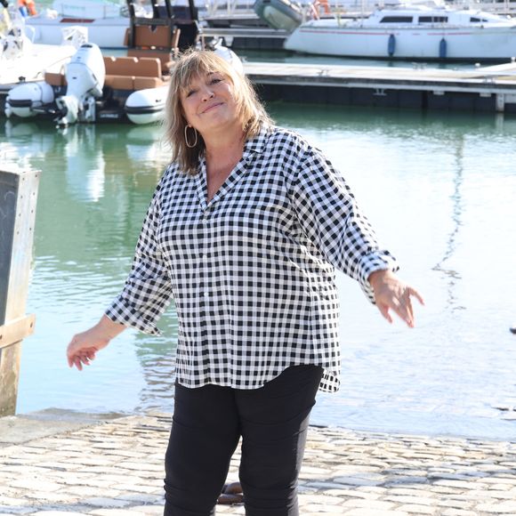 Michele Bernier lors du photocall du "Parfum du Bonheur" lors du 27ème Festival de la Fiction de la Rochelle, France, le 19 septembre 2025.

© Denis Guignebourg/Bestimage
