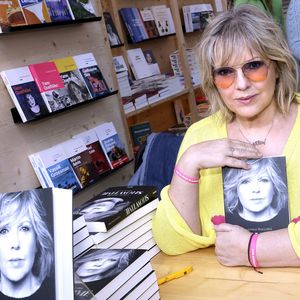 La maman de Willow avait révélé, dans son livre "Showtime: Souvenirs du chaos" (paru le 2 avril 2025),  être touchée par un paragangliome intra-tympanique à l’oreille gauche, une tumeur très mal placée, qui lui gâche la vie.

Laurence Boccolini - Festival du Livre de Paris 2025 au Grand Palais à Paris le 12 avril 2025.
© Cédric Perrin / Bestimage