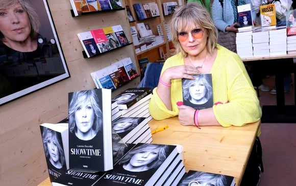La maman de Willow avait révélé, dans son livre "Showtime: Souvenirs du chaos" (paru le 2 avril 2025),  être touchée par un paragangliome intra-tympanique à l’oreille gauche, une tumeur très mal placée, qui lui gâche la vie.

Laurence Boccolini - Festival du Livre de Paris 2025 au Grand Palais à Paris le 12 avril 2025.
© Cédric Perrin / Bestimage