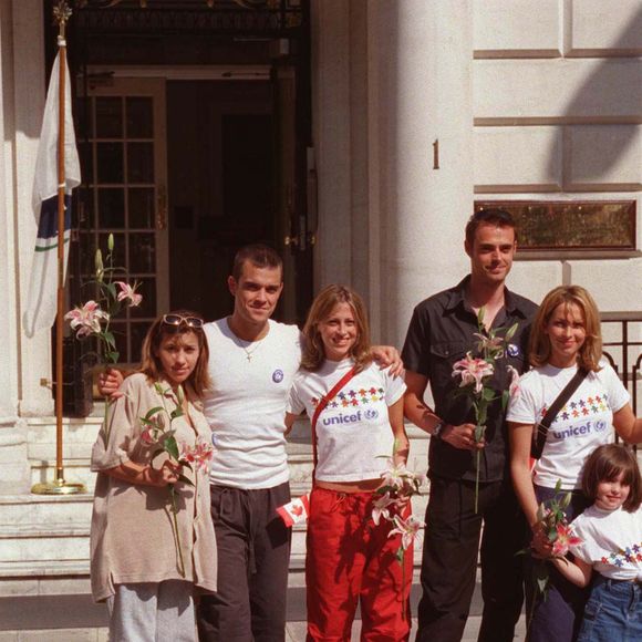 un an après, Robbie Williams rompt à cause de l'avortement de sa compagne. 
Nicole Appleton, Nathalie Appleton, Robbie Williams, Jamie Theakston, Melanie Blatt, Nicolas Appleton, à Londres. 
©ALPHA AGENCY / BESTIMAGE