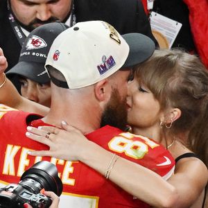 Travis Kelce, tight end des Kansas City Chiefs, embrasse sa petite amie Taylor Swift après la victoire des Chiefs face aux 49ers de San Francisco sur le score de 25 à 22 en prolongation, qui leur a permis de remporter le Super Bowl LVIII à l'Allegiant Stadium de Las Vegas, dans le Nevada (États-Unis), le dimanche 11 février 2024. Photo de Jon SooHoo/UPI/ABACAPRESS.COM