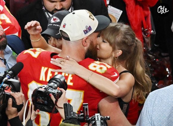 Travis Kelce, tight end des Kansas City Chiefs, embrasse sa petite amie Taylor Swift après la victoire des Chiefs face aux 49ers de San Francisco sur le score de 25 à 22 en prolongation, qui leur a permis de remporter le Super Bowl LVIII à l'Allegiant Stadium de Las Vegas, dans le Nevada (États-Unis), le dimanche 11 février 2024. Photo de Jon SooHoo/UPI/ABACAPRESS.COM