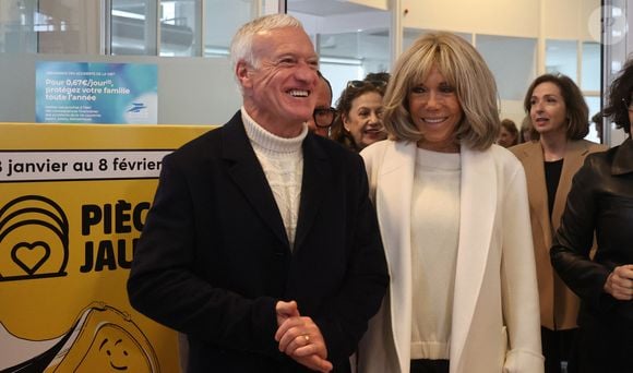 Le sélectionneur de l'équipe de France de football Didier Deschamps et Brigitte Macron se tiennent devant le bureau de poste principal de Bordeaux, dans le sud-ouest de la France, le 8 janvier 2025, alors qu'ils lancent l'édition 2025 du fonds de charité appelé "Opérations pièces jaunes", dont la fondation vise à améliorer les conditions des enfants hospitalisés. Le sélectionneur de l'équipe de France, vainqueur de la Coupe du monde 2018, Didier Deschamps, a annoncé le 8 janvier 2025 qu'il quitterait son poste après la phase finale de 2026. © Fabien Cottereau - Patrick Bernard/Bestimage