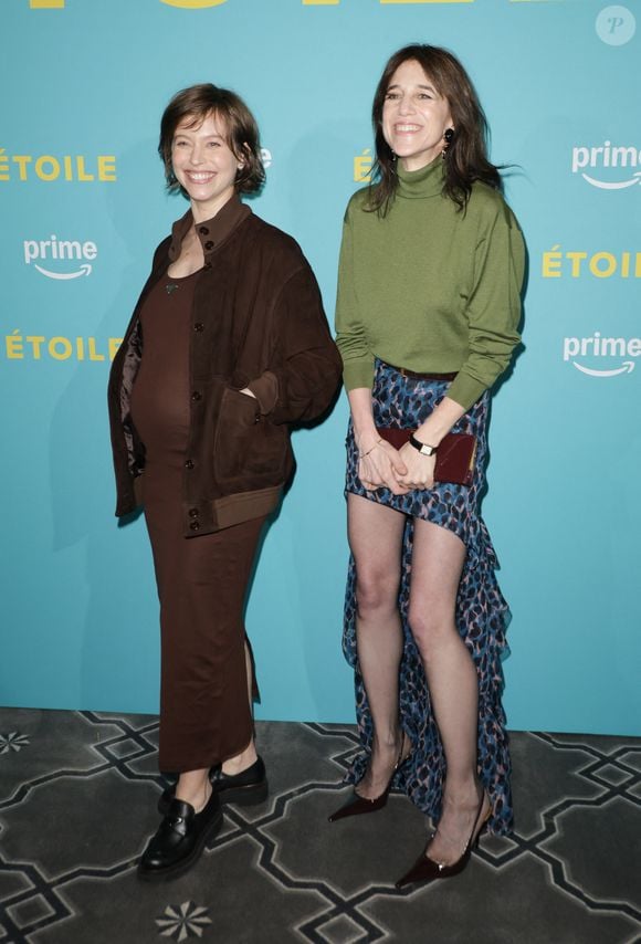 mais désormais, elle partage l'heureuse nouvelle aux yeux de tous !

Lou de Laâge (enceinte), Charlotte Gainsbourg à la première de la série "Etoile" de Prime Video à la Galerie Bourbon à Paris le 23 avril 2025.

© Coadic Guirec / Bestimage