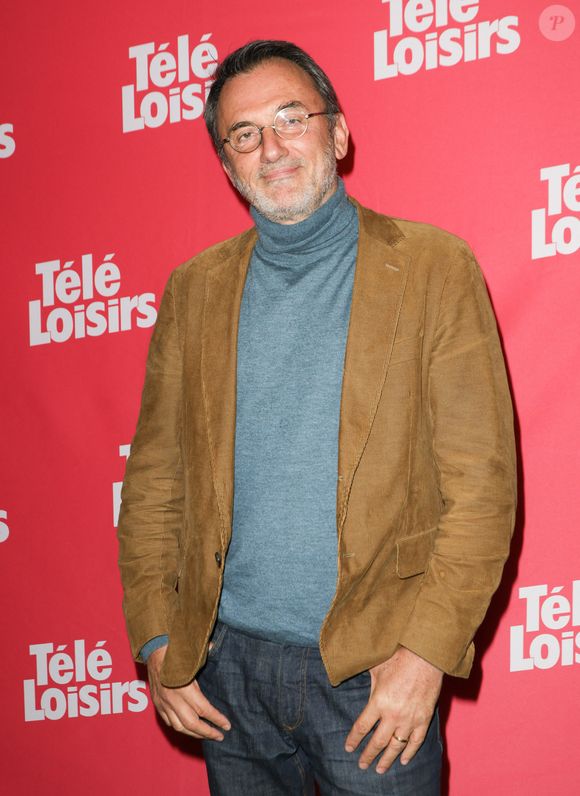 Frédéric Lopez - Photocall de la soirée "Télé Loisirs Awards 2024" aux Jardins du Pont-Neuf à Paris le 23 septembre 2024.  Ce sont de toutes nouvelles récompenses : les Télé-Loisirs Awards. Elles sont vouées à devenir annuelles. Pour les attribuer, le magazine a commandé une enquête de l'institut CSA à la mi-août auprès d'un millier de personne. Dans la catégorie du meilleur animateur et de la meilleure animatrice, ce sont respectivement S. Bern, présentateur notamment de "Secrets d'Histoire" sur France 3, et K. Lemarchand présentatrice depuis 14 ans de "L'amour est dans le pré" qui ont été plébiscités par les répondants. L'animatrice phare de M6 est arrivée devant la figure de France 2 Faustine Bollaert. Stéphane Bern lui ne remporte pas seulement le prix de meilleur animateur, mais aussi celui de "personnalité de télévision la plus engagée", grâce à ses actions en faveur du patrimoine. Ils étaient 15 personnalités soumises au vote des sondés. © Coadic Guirec/Bestimage