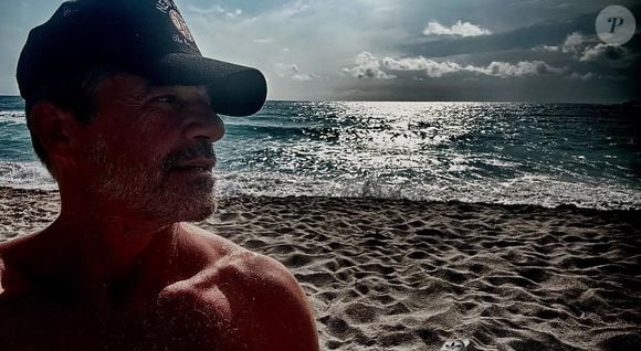 Jeudi 21 août 2025, Thierry Neuvic s'est dévoilé à la plage sur Instagram

Thierry Neuvic a partagé des photos de lui et de son fils Joseph, dont la maman est Jenifer, lors de leurs vacances. Instagram le 21 août 2023