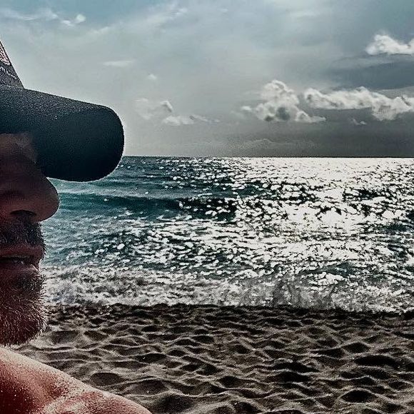 Jeudi 21 août 2025, Thierry Neuvic s'est dévoilé à la plage sur Instagram

Thierry Neuvic a partagé des photos de lui et de son fils Joseph, dont la maman est Jenifer, lors de leurs vacances. Instagram le 21 août 2023