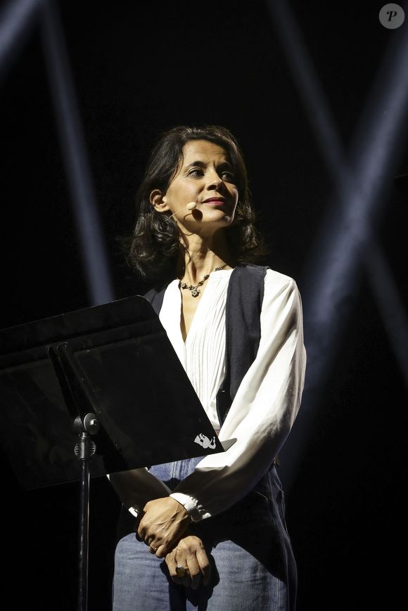 Sophia Aram, à la soirée hommage "7 octobre - 2 ans après" en mémoire des victimes du 7 octobre et en soutien aux otages du Hamas à la salle Pleyel à Paris le 5 octobre 2025.
© Jack Tribeca / Bestimage
