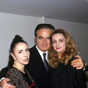 Archives -  En France, dans les coulisses du théâtre de Nice, Guy Béart posant en compagnie de ses filles Eve Béart (à gauche) et Emmanuelle Béart( à droite). © Michel Croizard Bestimage