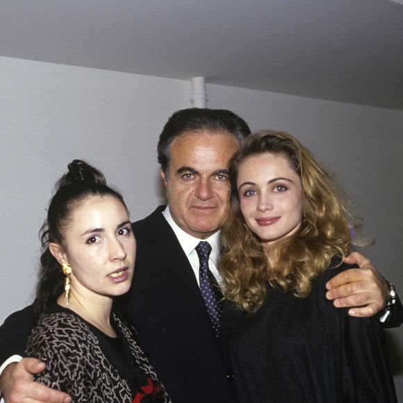 Archives -  En France, dans les coulisses du théâtre de Nice, Guy Béart posant en compagnie de ses filles Eve Béart (à gauche) et Emmanuelle Béart( à droite). © Michel Croizard Bestimage