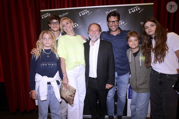 La maman de quatre enfants vit pour la première fois l'angoisse du bac.

Elodie Gossuin son mari Bertrand avec leurs quatre enfants et Jean Pierre Hadida lors de la représentation du spectacle "Josephine Baker – Le Musical" à Bobino, le 6 juin 2025.

Photo : Cédric Perrin / Bestimage