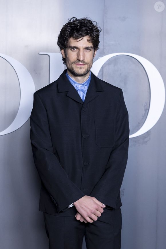 On connait d'ailleurs Oumy, une jeune fille d'origine sénégalaise qu'elle a adoptée à 4 mois avec Louis Garrel.
Louis Garrel au photocall du défilé Dior Homme à l'École-Militaire lors de la semaine de la mode masculine automne/hiver 2025-2026 à Paris, France, le 24 janvier 2025. © Olivier Borde/Bestimage