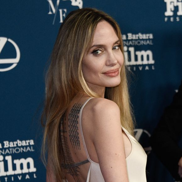 Et dès qu'il en a l'occasion, le reste de la fratrie le rejoint pour passer d'agréables moments ensemble. Toutefois, Angelina doit constamment le prévenir à l'avance de sa venue pour une raison plutôt hilarante. "L'autre jour, j'ai dit que j'allais passer, et il m'a dit : 'Peux-tu juste me donner une journée pour faire le ménage ?'", a rapporté celle qui à ce jour à Los Angeles. "J'ai pensé, j'apprécie ça, tu devrais faire le ménage pour ta mère... Mais aussi, à quel point est-ce grave ?". 



5 février 2025, Santa Barbara, Californie, USA : ANGELINA JOLIE assiste au 40ème Festival International du Film de Santa Barbara à l'Arlington Theatre à Santa Barbara (Image de crédit : © Charlie Steffens/ZUMA Press Wire)