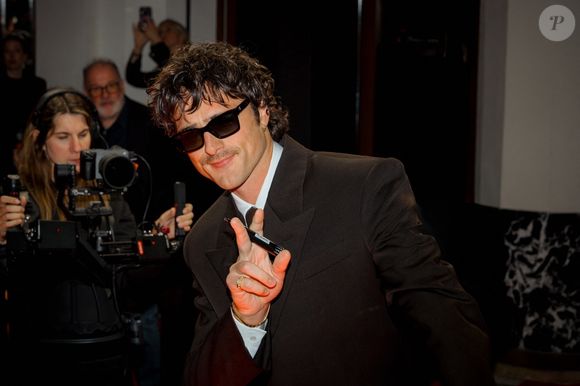 L'Australien a signé des autographes pour ses fans au Grand Rex

Jacob Elordi fait une apparition remarquée à la première du film « Frankenstein » au Grand Rex à Paris le 10 octobre 2025 ©Backgrid UK/ Bestimage