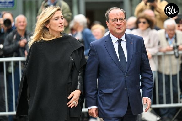 François Hollande et son épouse Julie Gayet lors des funérailles de B. Chirac à la basilique Sainte-Clotilde à Paris (7e) le 12 juin 2026. L’ancienne première dame de France est décédée le 5 juin 2026 à l’âge de 93 ans. 
© Jacovides / Liewig / Bestimage