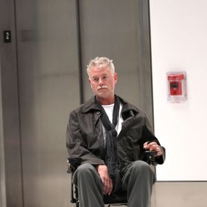 Eric Dane a été vu arrivant à l'aéroport international de Los Angeles dans un fauteuil roulant, semblant fragile après avoir annoncé son diagnostic de la maladie de Charcot. Photo par Backgrid USA / Bestimage