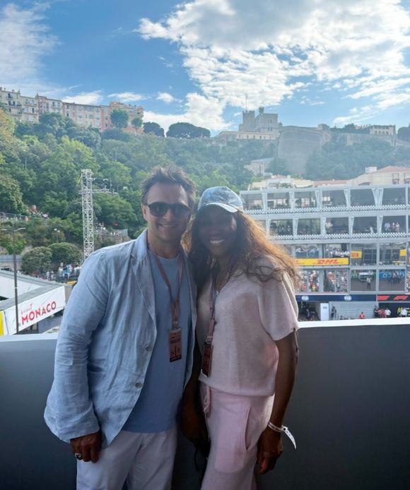 Et ce n'est pas tout ! Le fils de Sylvie Vartan et Johnny Hallyday a également été photographié en compagnie de Nicole Coste, l'une de ses anciennes compagnes du prince Albert. 

David Hallyday immortalisé aux côtés de Nicole Coste ce samedi 24 mai 2025 à l'occasion du Grand Prix de Monaco (Capture d'écran).