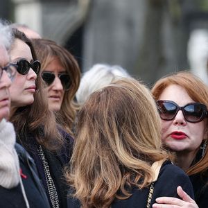 Il y donne la réplique à Ariane Séguillon, laquelle s'est justement confiée sur son courage.

Dominique Besnehard, Marie-Ange Casta et Ariane Séguillon aux arrivées des obsèques d'Emilie Dequenne au cimetière Père Lachaise à Paris, France, le 26 mars 2025. © Cyril Moreau/Bestimage