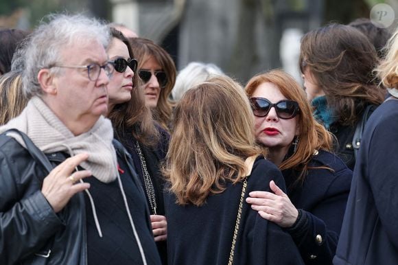 Il y donne la réplique à Ariane Séguillon, laquelle s'est justement confiée sur son courage.
Dominique Besnehard, Marie-Ange Casta et Ariane Séguillon aux arrivées des obsèques d'Emilie Dequenne au cimetière Père Lachaise à Paris, France, le 26 mars 2025. © Cyril Moreau/Bestimage