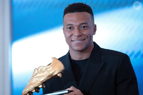 En litige avec son ancien club le PSG depuis son départ en 2024, 

Kylian Mbappé reçoit le Soulier d'Or 2024-2025 au stade Santiago Bernabeu.
Madrid, Espagne, le 31 octobre 2025. Le Soulier d'Or est un trophée décerné chaque année par le conglomérat `European Sports Media, qui récompense le meilleur buteur des meilleurs championnats européens selon un système de points pondérés. © Yasky Lalo/Bestimage