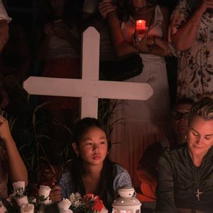 Laeticia Hallyday et ses filles Jade et Joy - Pour le deuxième anniversaire de la mort de Johnny, Laeticia Hallyday et ses filles Jade et Joy se recueillent sur sa tombe au cimetière de Lorient à Saint-Barthélémy  le 5 décembre 2019.