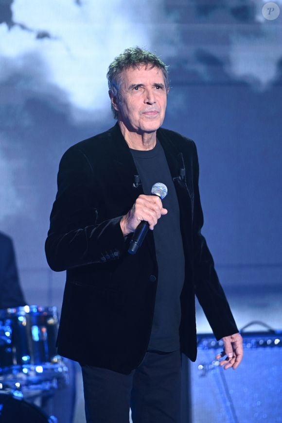 Julien Clerc - Enregistrement de l'émission Vivement dimanche au studio rive gauche présentée par M. Drucker avec une diffusion sur France 3 le 23 novembre. © Guillaume Gaffiot/Bestimage