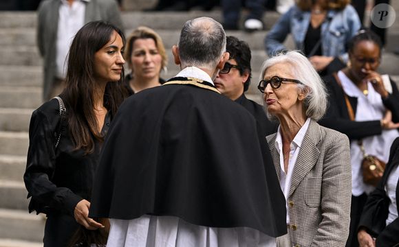 La veuve en famille - Obsèques de Jacques Bertin (directeur du théâtre du Gymnase pendant 40 ans) en l'église Saint-Roch à Paris le 28 juillet 2025. © Pierre Perusseau/Bestimage