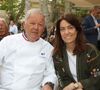 Le chef Georges Blanc et sa compagne Sara sur la place des Lices à Saint-Tropez, le 3 mai 2025. ©Jean-Marc Lhomer / Bestimage.