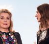 Il la convainc de se lancer dans le cinéma, sans savoir qu’elle y pensait déjà. "J’ai voulu être actrice en voyant mes parents s’épanouir dans ce métier...", confie-t-elle...

Catherine Deneuve et sa fille Chiara Mastroianni - Descente des marches du film « Marcello Mio » lors du 77ème Festival International du Film de Cannes, au Palais des Festivals à Cannes. Le 21 mai 2024
© Jacovides-Moreau / Bestimage