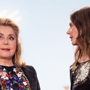 Il la convainc de se lancer dans le cinéma, sans savoir qu’elle y pensait déjà. "J’ai voulu être actrice en voyant mes parents s’épanouir dans ce métier...", confie-t-elle...

Catherine Deneuve et sa fille Chiara Mastroianni - Descente des marches du film « Marcello Mio » lors du 77ème Festival International du Film de Cannes, au Palais des Festivals à Cannes. Le 21 mai 2024
© Jacovides-Moreau / Bestimage