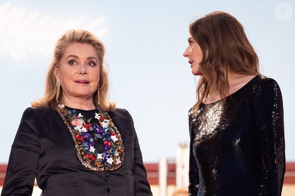 Il la convainc de se lancer dans le cinéma, sans savoir qu’elle y pensait déjà. "J’ai voulu être actrice en voyant mes parents s’épanouir dans ce métier...", confie-t-elle...

Catherine Deneuve et sa fille Chiara Mastroianni - Descente des marches du film « Marcello Mio » lors du 77ème Festival International du Film de Cannes, au Palais des Festivals à Cannes. Le 21 mai 2024
© Jacovides-Moreau / Bestimage