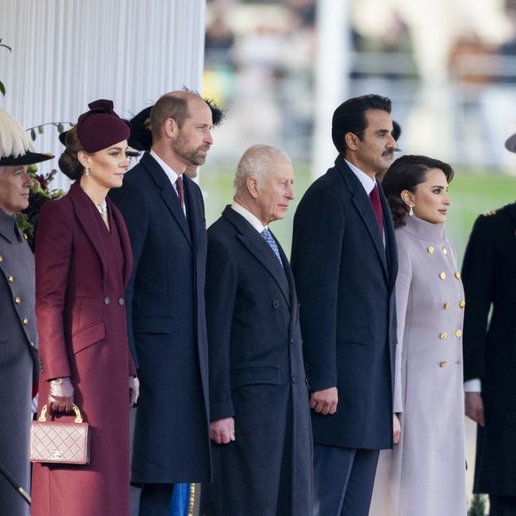 Si Harry a récemment évoqué sa volonté de réconciliation avec son père le roi Charles III, un autre élément est au coeur des préoccupations de la famille royale britannique 

Le prince William, prince de Galles, Catherine (Kate) Middleton, princesse de Galles, le roi Charles III d'Angleterre,son Altesse l'Émir Cheikh du Qatar Tamim bin Hamad Al Thani et son Altesse Sheikha Jawaher Bint Hamad Bin Suhaim Al Thani lors de la cérémonie de bienvenue pour la visite d'État de l'émir du Qatar Tamim ben Hamad Al-Thani à Londres, Royaume Uni. © GoffPhotos/Bestimage