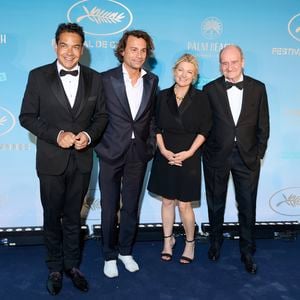 Patrick Cohen, Bertrand Chameroy, Anne-Elisabeth Lemoine, Pierre Lescure - Photocall du dîner d'ouverture du 77ème Festival International du Film de Cannes, au Carlton. Le 14 mai 2024 © Borde-Jacovides-Moreau / Bestimage