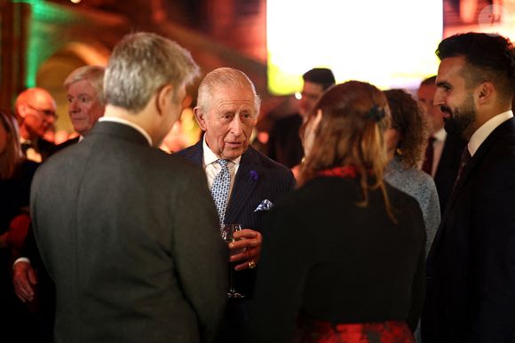 Le roi Charles III s'entretient avec des invités lors de l'événement Countdown to Cop30, organisé conjointement par le Muséum d'histoire naturelle et le gouvernement britannique au Muséum de Londres. Cet événement rassemble les acteurs du changement qui s'attaquent au changement climatique et à la perte de la nature, avant le sommet de la Cop30 qui se tiendra à Belém, au Brésil, en novembre. Jeudi 9 octobre 2025. Photo par Henry Nicholls/PA Wire/ABACAPRESS.COM