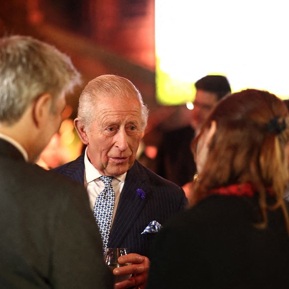 Le roi Charles III s'entretient avec des invités lors de l'événement Countdown to Cop30, organisé conjointement par le Muséum d'histoire naturelle et le gouvernement britannique au Muséum de Londres. Cet événement rassemble les acteurs du changement qui s'attaquent au changement climatique et à la perte de la nature, avant le sommet de la Cop30 qui se tiendra à Belém, au Brésil, en novembre. Jeudi 9 octobre 2025. Photo par Henry Nicholls/PA Wire/ABACAPRESS.COM