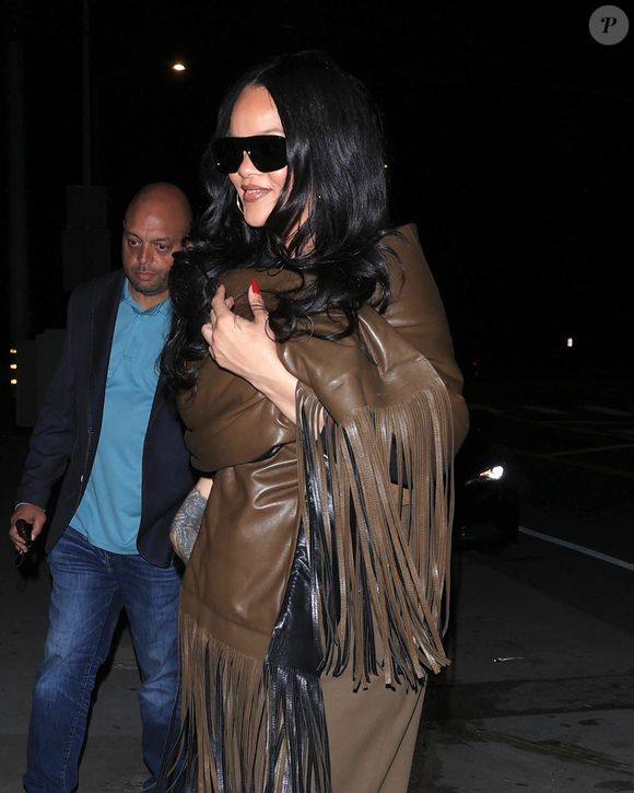 Rihanna est chic et à la mode en arborant un look monochrome, avec des tons bruns de la tête aux pieds, alors qu'elle sort pour un dîner nocturne avec des amis chez Giorgio Baldi à Santa Monica. Photo par Backgrid USA / Bestimage