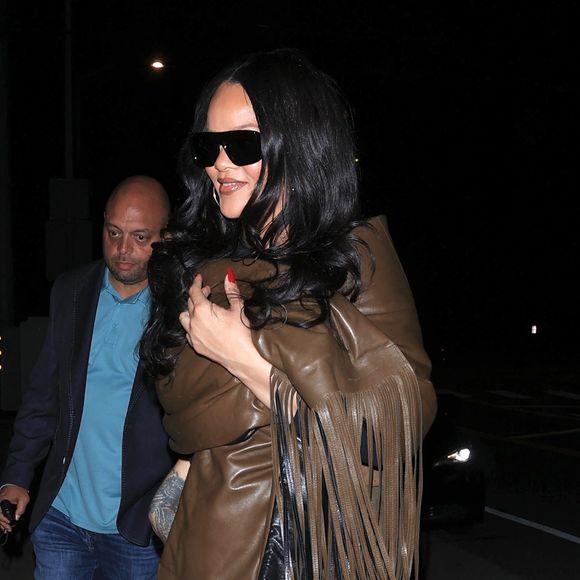 Rihanna est chic et à la mode en arborant un look monochrome, avec des tons bruns de la tête aux pieds, alors qu'elle sort pour un dîner nocturne avec des amis chez Giorgio Baldi à Santa Monica. Photo par Backgrid USA / Bestimage
