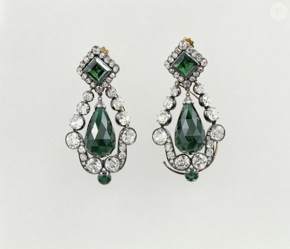 Paire de boucles d'oreilles en émeraudes de la parure de Marie-Louise - Illustrations des bijoux volés au musée du Louvre lors d'un cambriolage le 19 octobre 2025.
© Musée du Louvre via Bestimage