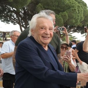 Semi-exclusif - Michel Sardou - Michel Sardou rend hommage à son père en famille lors du premier trophée de pétanque "Fernand Sardou" à Bormes-les-Mimosas le 29 mai 2026. Le célèbre chanteur est venu en famille avec sa femme, son fils Romain avec son fils de deux ans et demi et de sa compagne enceinte de son deuxième enfant.
La première édition du Trophée Fernand Sardou est organisée du 29 au 31 mai au coeur du village de Bormes les Mimosas. Une initiative portée par Michel et son fils Romain, pour rendre hommage à leur illustre parent Fernand Sardou au travers d'un tournoi de pétanque.
En lien avec la municipalité et l'Amicale Bouliste Borméenne (ABB), un premier Trophée Fernand Sardou sera organisé avec deux grands temps forts : Le vendredi, dès 18h, un tournoi d'exhibition sera proposé et verra s'affronter 16 triplettes. Puis un concours fédéral à pétanque sera organisé le weekend et ouvert à tous les amateurs. 128 équipes seront réparties sur les sites les plus emblématiques du village, à savoir au boulodrome de la place Saint-François, mais aussi au parc Cigalou, sur le site du château et à l'ancien stade. © Franz Chavaroche/Bestimage