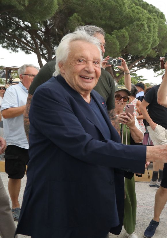 Semi-exclusif - Michel Sardou - Michel Sardou rend hommage à son père en famille lors du premier trophée de pétanque "Fernand Sardou" à Bormes-les-Mimosas le 29 mai 2026. Le célèbre chanteur est venu en famille avec sa femme, son fils Romain avec son fils de deux ans et demi et de sa compagne enceinte de son deuxième enfant.
La première édition du Trophée Fernand Sardou est organisée du 29 au 31 mai au coeur du village de Bormes les Mimosas. Une initiative portée par Michel et son fils Romain, pour rendre hommage à leur illustre parent Fernand Sardou au travers d'un tournoi de pétanque.
En lien avec la municipalité et l'Amicale Bouliste Borméenne (ABB), un premier Trophée Fernand Sardou sera organisé avec deux grands temps forts : Le vendredi, dès 18h, un tournoi d'exhibition sera proposé et verra s'affronter 16 triplettes. Puis un concours fédéral à pétanque sera organisé le weekend et ouvert à tous les amateurs. 128 équipes seront réparties sur les sites les plus emblématiques du village, à savoir au boulodrome de la place Saint-François, mais aussi au parc Cigalou, sur le site du château et à l'ancien stade. © Franz Chavaroche/Bestimage
