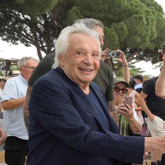 Semi-exclusif - Michel Sardou - Michel Sardou rend hommage à son père en famille lors du premier trophée de pétanque "Fernand Sardou" à Bormes-les-Mimosas le 29 mai 2026. Le célèbre chanteur est venu en famille avec sa femme, son fils Romain avec son fils de deux ans et demi et de sa compagne enceinte de son deuxième enfant.
La première édition du Trophée Fernand Sardou est organisée du 29 au 31 mai au coeur du village de Bormes les Mimosas. Une initiative portée par Michel et son fils Romain, pour rendre hommage à leur illustre parent Fernand Sardou au travers d'un tournoi de pétanque.
En lien avec la municipalité et l'Amicale Bouliste Borméenne (ABB), un premier Trophée Fernand Sardou sera organisé avec deux grands temps forts : Le vendredi, dès 18h, un tournoi d'exhibition sera proposé et verra s'affronter 16 triplettes. Puis un concours fédéral à pétanque sera organisé le weekend et ouvert à tous les amateurs. 128 équipes seront réparties sur les sites les plus emblématiques du village, à savoir au boulodrome de la place Saint-François, mais aussi au parc Cigalou, sur le site du château et à l'ancien stade. © Franz Chavaroche/Bestimage