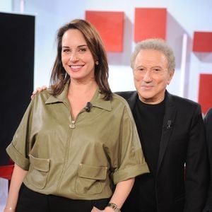 Exclusif - Julia Vignali et Michel Drucker lors de l'enregistrement de l'émission Vivement dimanche au studio Rive gauche, présentée par M. Drucker, diffusée sur France 3, le 1er mars 2026, à Paris, France, le 18 février 2026. © Guillaume Gaffiot/Bestimage