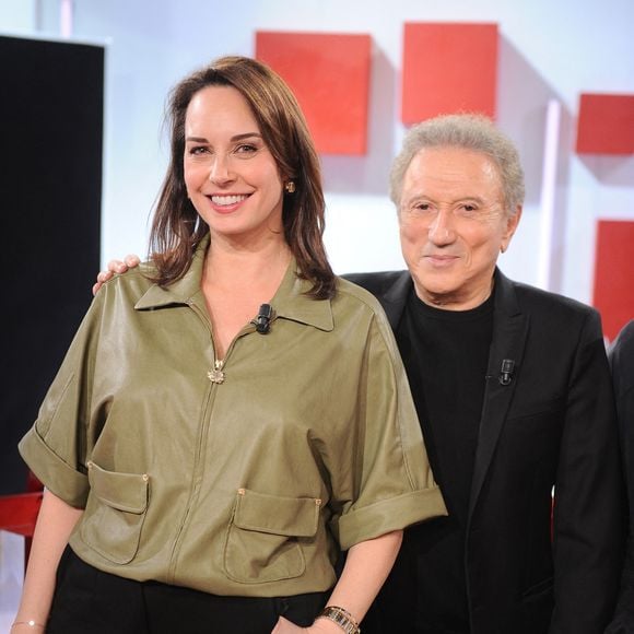Exclusif - Julia Vignali et Michel Drucker lors de l'enregistrement de l'émission Vivement dimanche au studio Rive gauche, présentée par M. Drucker, diffusée sur France 3, le 1er mars 2026, à Paris, France, le 18 février 2026. © Guillaume Gaffiot/Bestimage