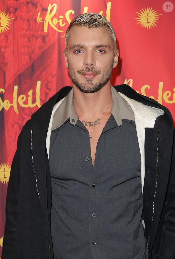 Jonathan Jenvrin lors de la générale du spectacle "Le roi soleil" au Dôme de Paris le 9 décembre 2025.

© Coadic Guirec / Bestimage