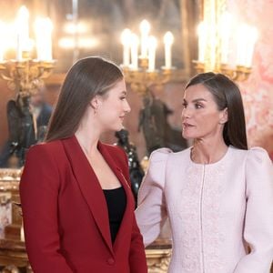 La princesse Leonor, La reine Letizia d'Espagne - Réception au Palais Royal à Madrid, après la remise de l'Ordre de la Toison d'or à la reine émérite, le 21 novembre 2025. La reine a été décorée pour "son dévouement et son engagement au service de l'Espagne et de la Couronne". F.González, M.Herrero y Rodríguez de Miñón et M.Roca i Junyent ont également été distingués.

Photo : LALO YASKY / BESTIMAGE