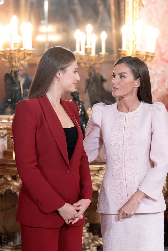 La princesse Leonor, La reine Letizia d'Espagne - Réception au Palais Royal à Madrid, après la remise de l'Ordre de la Toison d'or à la reine émérite, le 21 novembre 2025. La reine a été décorée pour "son dévouement et son engagement au service de l'Espagne et de la Couronne". F.González, M.Herrero y Rodríguez de Miñón et M.Roca i Junyent ont également été distingués.

Photo : LALO YASKY / BESTIMAGE