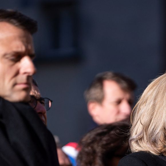 Le président Emmanuel Macron et son épouse Brigitte Macron marchent près de la rue Nicolas Appert lors des commémorations marquant les 10 ans de l'attentat islamiste contre le journal satirique Charlie Hebdo. © Alexis Jumeau/Pool/Bestimage